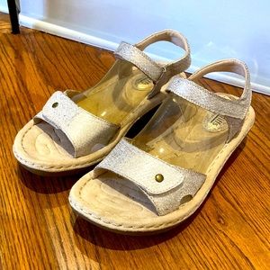 CLIFFS WHITE MOUNTAIN shoe Charlee Wedge Sandal Sz 9M BRAND NEW !!